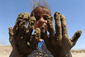 Osmiletá nádenice Fatama ukazuje ruce, které si umazala od bláta při skládání cihel v Kábulu. Tisíce úhledně naskládaných písečných cihel jsou v Afghánistánu vysoce žádanou komoditou. Země se snaží o obnovu po desetiletích válečných konfliktů. 