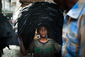 V bangladéšské Dháce je také největší tamní koželužna. Chlapec nosí v rámci svého zaměstnání na hlavě pláty kůže. Denně je vystavován nebezpečným chemickým látkám a tvrdým pracovním podmínkám, které tu panují.