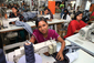 Dělníci mladší 18 let v továrně na oděvy v Dháce. V oděvním průmyslu tu pracují asi čtyři miliony lidí a oblečení odsud je hlavním zdrojem devizových příjmů Bangladéše. Sektor je plný problémů od chatrného zdraví dělníků přes požáry, pády budov až po malé platy.