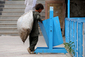 Afghánský chlapec prohledává odpadky ve snaze najít něco užitečného. Snímek je z 1. června, kdy se po celém světě slaví Den dětí. Ve válkou zničeném Afghánistánu pracují na ulici desítky tisíc dětí.