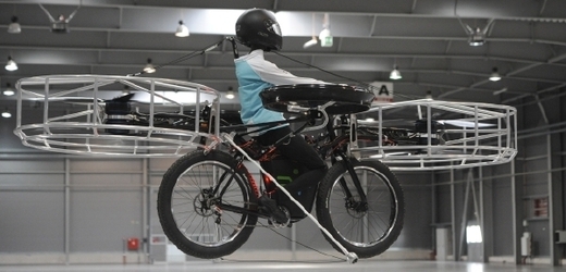 Ačkoliv to možná nevypadá, velkou část konstrukce létajícího kola tvoří běžné cyklistické součástky.