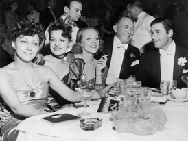 Jiné Německo. Marlene Dietrichová (uprostřed) v Hollywoodu.