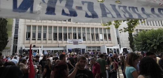 Po zrušení řecké veřejnoprávní televize přišla vlna protestů.