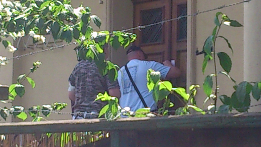 Policisté u domu, vedle kterého bydlí pražský lobbista Ivo Rittig. (Foto: Josef Hympl)