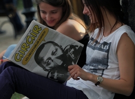 Mladé Turkyně se smějí nad satirickým magazínem Girgir. Erdogan na titulce.
