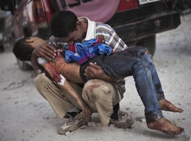 Aleppo. Otec drží v náručí svého mrtvého syna.