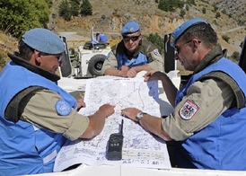 Rakouští příslušníci UNDOF u mapy.