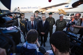Kancléř Faymann a ministr obrany Klug vítají navrátilce z Golan.