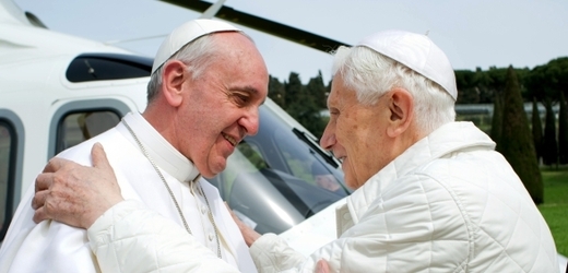 Papež František (vlevo) a jeho předchůdce Benedikt XVI. aneb Ve dvou se to lépe táhne.