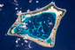 Ostrov Atafu, který je součástí skupiny tří tropických korálových atolů Tokelau v jižním Tichém oceánu. Politicky jde o nesamosprávné koloniální území Nového Zélandu.