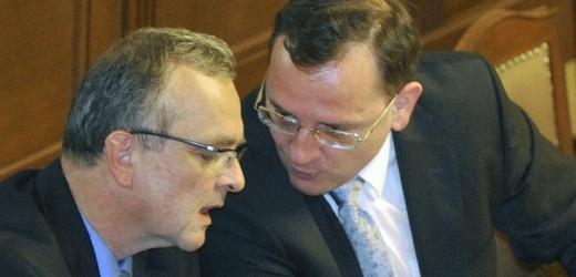 Ministr financí Miroslav Kalousek (vlevo) a premiér Petr Nečas.