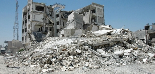 Boje v Sýrii trvají více než dva roky a vyžádaly si podle OSN na 93 tisíc obětí.