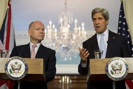 Britský ministr zahraničí William Hague (vlevo) a mluvčí Bílého domu John Kerry.