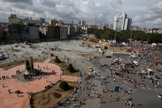 Taksimské náměstí uklizené po bitvě.