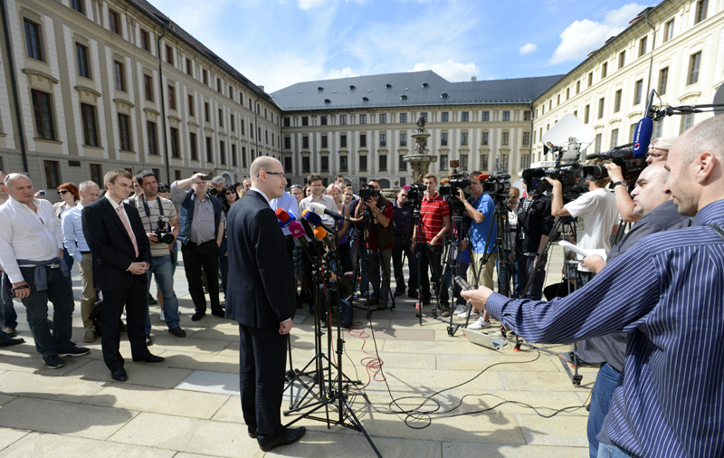 Předseda ČSSD Bohuslav Sobotka na Pražském hradě v obležení novinářů po jednání s prezidentem Milošem Zemanem.