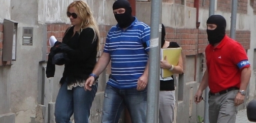 Policisté přivádějí 14. června zadrženou nejbližší spolupracovnici premiéra Petra Nečase Janu Nagyovou na policejní služebnu v ostravské Masné ulici.