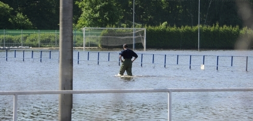 Velká voda zaplavila několik fotbalových hřišť.