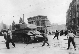 Tanky versus lidé. Východní Němci v ulicích Berlína roku 1953.
