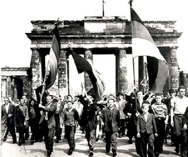 Svobodné volby. U Braniborské brány 16. června 1953.