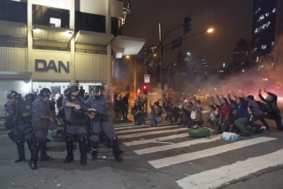 Policie nasadila během protestů gumové projektily a slzný plyn a zatkla asi 40 lidí.