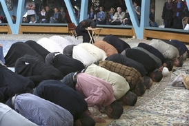 Muslimové v Hamburku předvádějí v den otevřených dveří v Modré mešitě své zvyky.