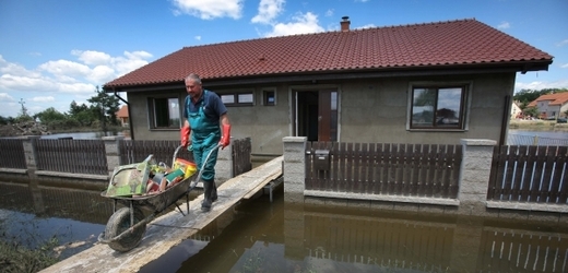 Domácnosti postižené povodněmi potřebují materiální i psychickou pomoc (ilustrační foto).