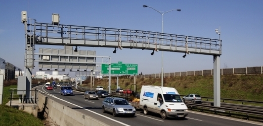 Pokud se vozidlo dostane na nesprávnou stranu dálnice, zachytí jej detektory na mýtnicích (ilustrační foto).