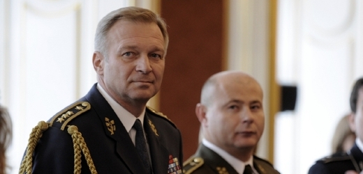 Ministr obrany Vlastimil Picek (vlevo) a bývalý ředitel Vojenského zpravodajství Ondrej Páleník.
