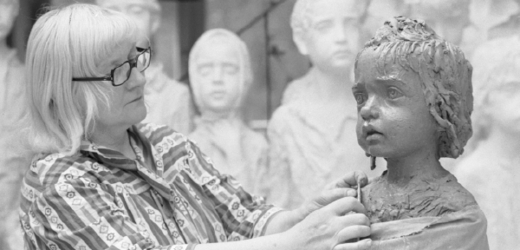 Akademická sochařka Marie Uchytilová-Kučová při práci na návrhu pomníku lidických dětí, které byly násilně vyrvány svým matkám a umučeny německými nacisty v polském Chelmu.