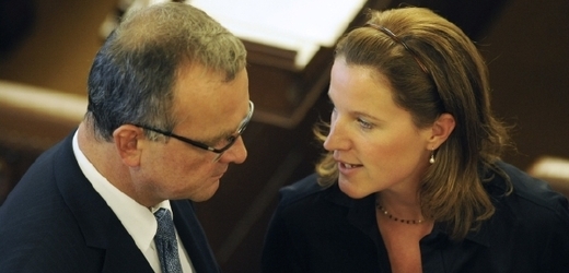 Ministr financí Miroslav Kalousek a vicepremiérka Karolína Peake.