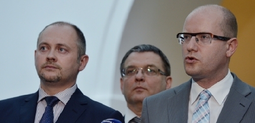 Vlevo místopředseda sociální demokracie Michal Hašek, vpravo Bohuslav Sobotka.