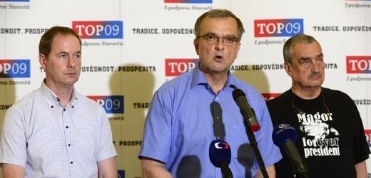Zleva předseda poslaneckého klubu TOP 09 Petr Gazdík, ministr financí Miroslav Kalousek a ministr zahraničí Karel Schwarzenberg.