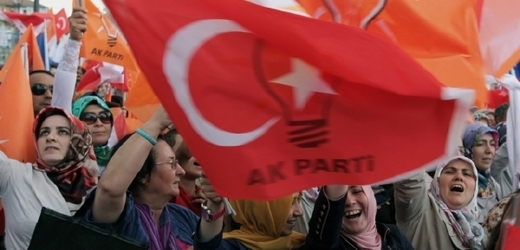 Protesty v Turecku vrcholí. Protestující nyní chtějí odvolání premiéra Recepa Tayyipa Erdogana.