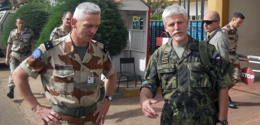 Velitel výcvikové mise Evropské unie v Mali Françoise Lecointre (vlevo) a náčelník generálního štábu české armády Petr Pavel při jednání na základně mise v Bamaku.