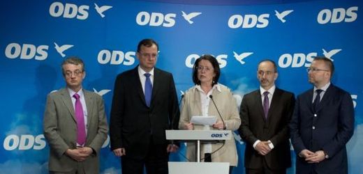Předseda ODS Petr Nečas (druhý zleva) a první místopředseda strany Martin Kuba (čtvrtý zleva).