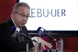 Jean-Paul Philippot na tiskové konferenci ohledně zrušení vysílání řecké televize a rozhlasu.