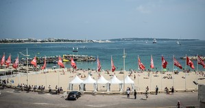 Z konference rovnou na pláž. To je Cannes.