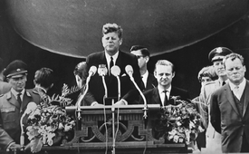 Slavná věta prezidenta J. F. Kennedyho v Západním Berlíně: Jsem Berlíňan.