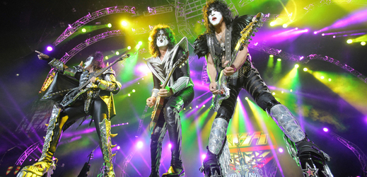Aktuální sestava Kiss, v níž jsou kromě původních členů, baskytaristy a zpěváka Genea Simmonse a kytaristy a zpěváka Paula Stanleyho, také kytarista Tommy Thrayer a bubeník Eric Singer, nabídla nadšenému publiku očekávanou show plnou pyrotechnických efektů.