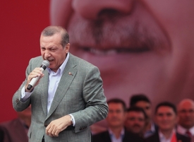 Erdoganova až nenávistná řeč proti demonstrantům na shromáždění v Istanbulu.