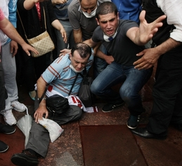 Jeden z mnoha zraněných demonstrantů v Istanbulu.