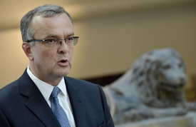 Ministr financí Miroslav Kalousek (TOP 09) kritizoval polici za přílišnou teatrálnost.
