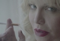 Courtney Love v reklamě na cigarety Njoy.