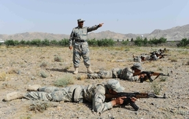 Afghánští policisté a vojáci cvičí v Herátu.