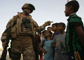 Obejde se Afghánistán bez cizích armád? Na snímku britský voják s dětmi.
