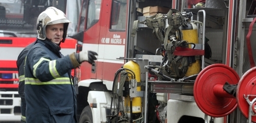 Oheň likvidovalo šest jednotek hasičů (ilustrační foto).
