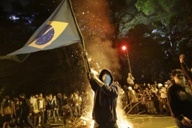 Demonstrant s brazilskou vlajkou.