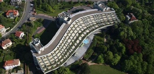 Hotel Praha v Dejvicích na leteckém snímku.