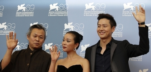 Režisér Kim Ki-duk(vlevo) s herečkou Cho Min Souu a hercem Lee Jungem Jinem na festivalu v Benátkách, kde získali hlavní cenu za film Pieta.