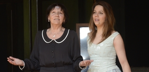 Zpěvačky Aneta Langerová (vpravo) a Marta Kubišová vystoupily 12. června v Praze na tiskové konferenci Divadla Ungelt k premiéře komorního muzikálu Touha jménem Einodis.